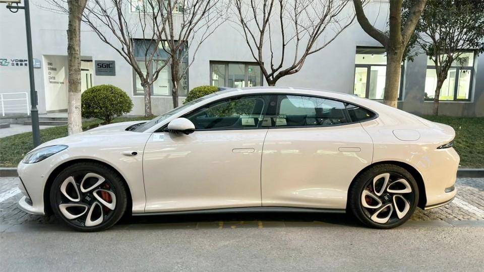 智己半固態電池,雖然有準900V高壓,但充電速度不如理想?