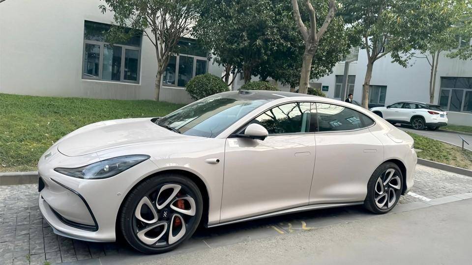 智己半固態電池,雖然有準900V高壓,但充電速度不如理想?