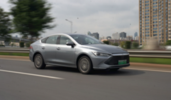 4月比亞迪秦大賣5萬輛,7.98萬起的秦PLUS榮耀版太火了!