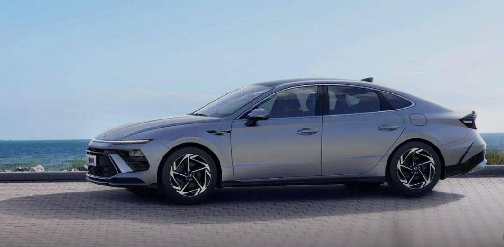 現代索納塔VS大眾帕薩特:高品質合資中型轎車誰更值?