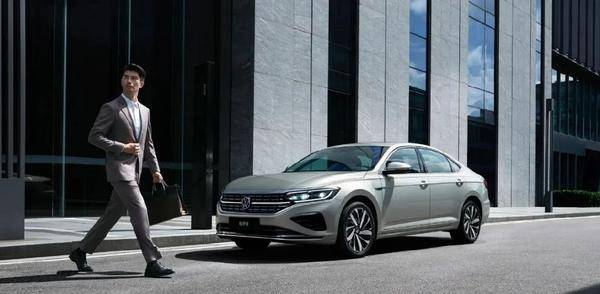 現代索納塔VS大眾帕薩特:高品質合資中型轎車誰更值?