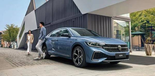 現代索納塔VS大眾帕薩特:高品質合資中型轎車誰更值?