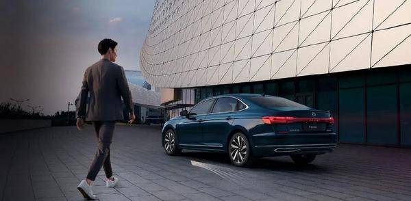 現代索納塔VS大眾帕薩特:高品質合資中型轎車誰更值?