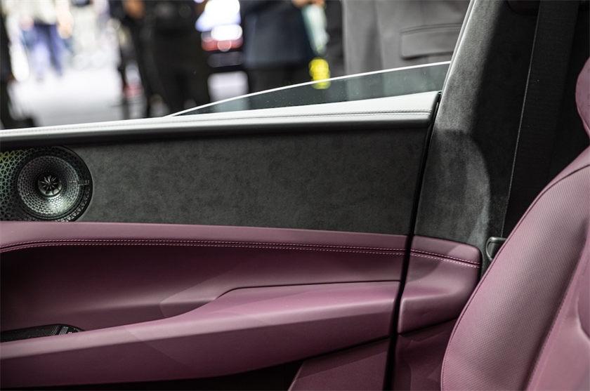 被紅旗、寶馬、賓利同時選中的Alcantara內飾材料是什么來頭?