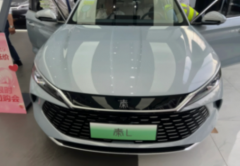 走親民路線,比亞迪秦L顏值挺帥,發(fā)光BYD尾標(biāo)簡(jiǎn)約