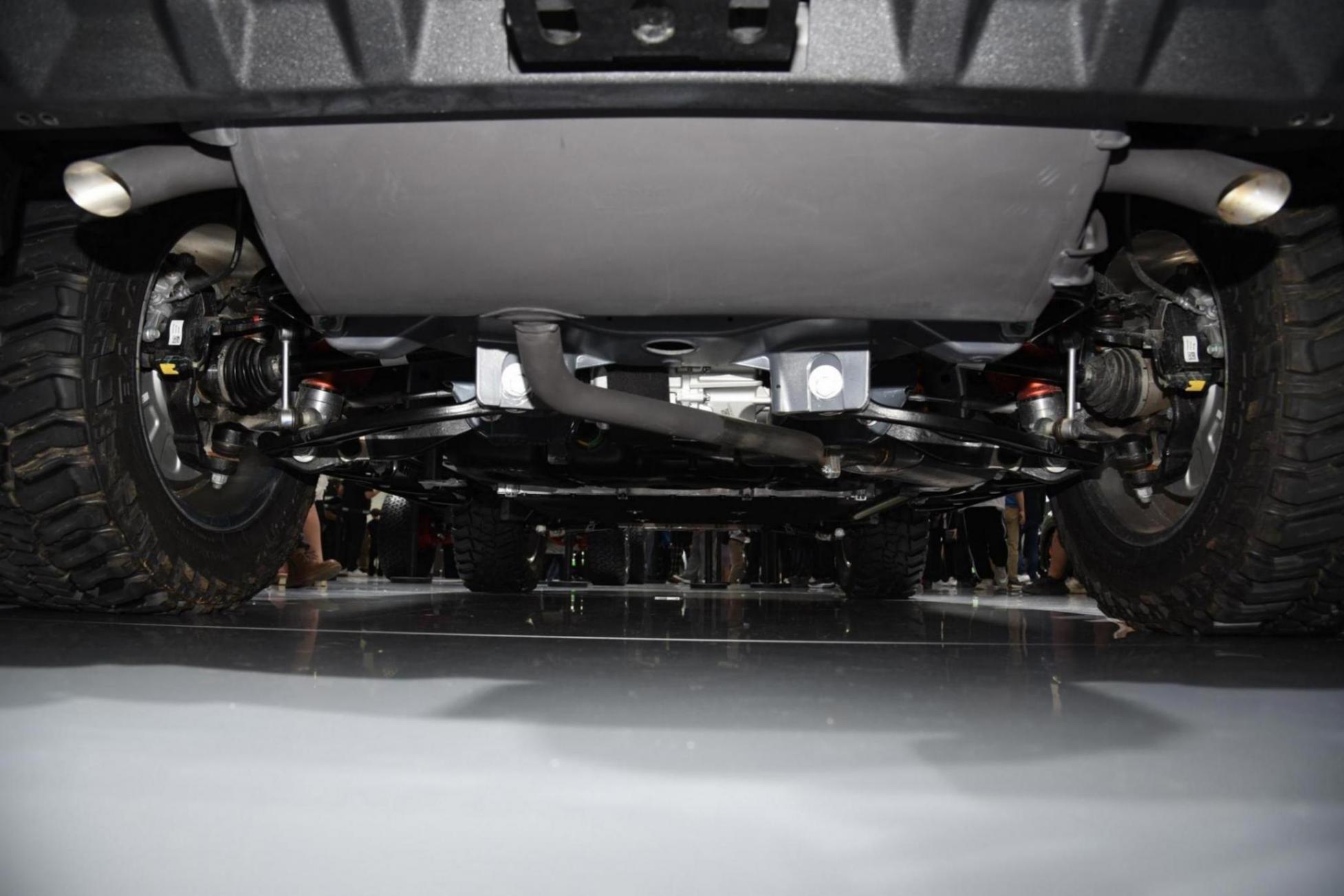 猛士917蛟龍戰甲版,沙漠風暴黃涂裝+車頂擴展平臺