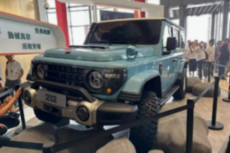 60年磨一劍,新212痛改前非,2.0T自動(dòng),軸距拉長(zhǎng)到2860mm