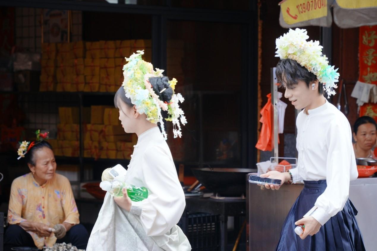 探訪網(wǎng)紅城市泉州:滿城盡是簪花人