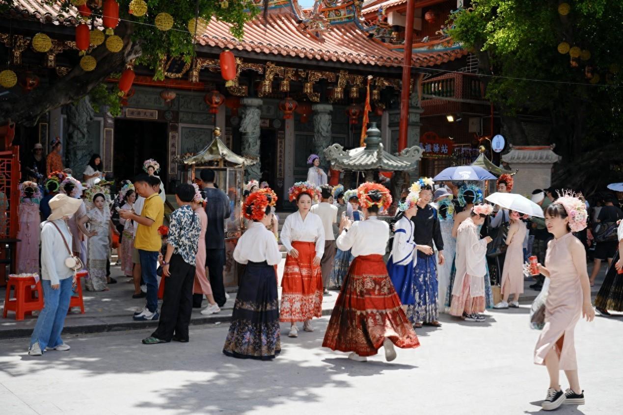 探訪網(wǎng)紅城市泉州:滿城盡是簪花人