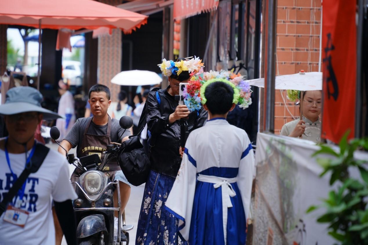 探訪網(wǎng)紅城市泉州:滿城盡是簪花人