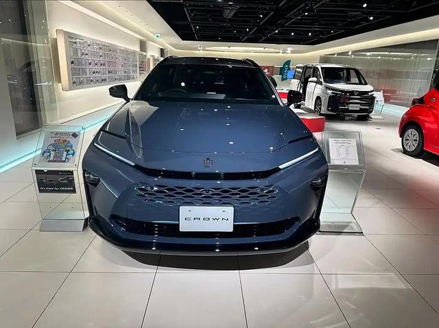 豐田皇冠SUV終于登場，混動引擎更給力，霸氣側漏-有駕