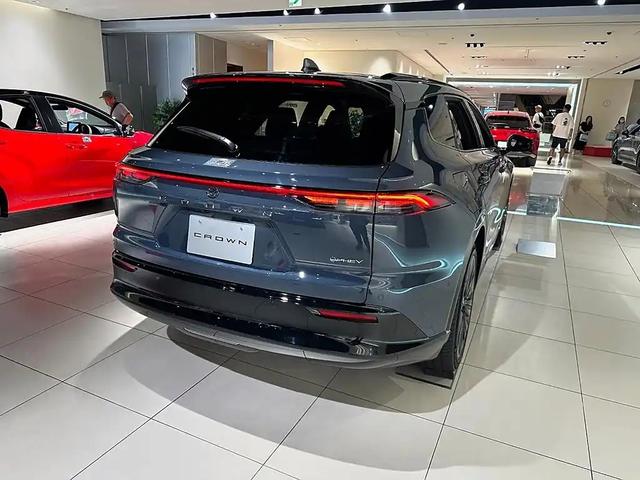 豐田皇冠SUV終于登場，混動引擎更給力，霸氣側漏-有駕