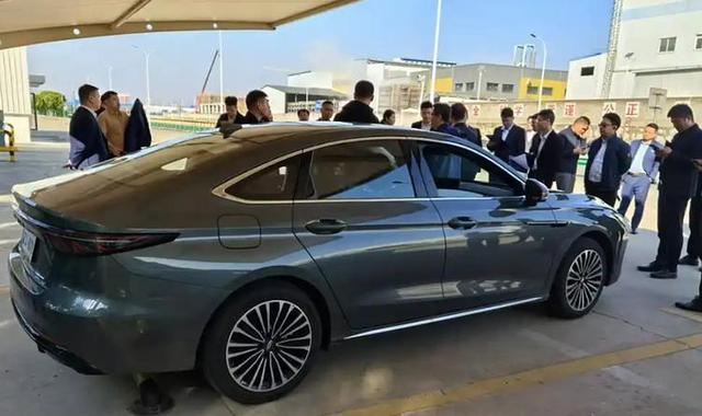 實力不輸秦L，奇瑞風云A8L街頭實拍圖曝光，預計10萬內起售-有駕