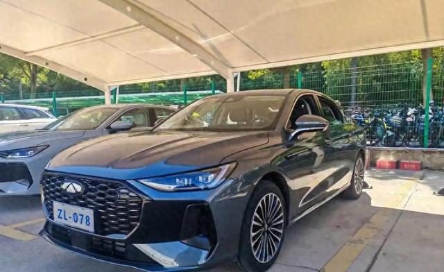 實力不輸秦L，奇瑞風云A8L街頭實拍圖曝光，預計10萬內起售-有駕