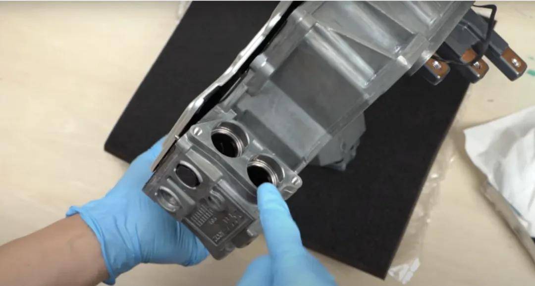 拆解奧迪e-tron逆變器:一個德國車居然用上了日本的模塊