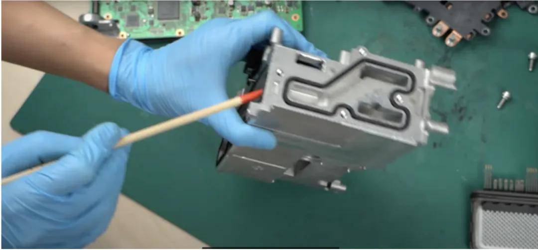 拆解奧迪e-tron逆變器:一個德國車居然用上了日本的模塊