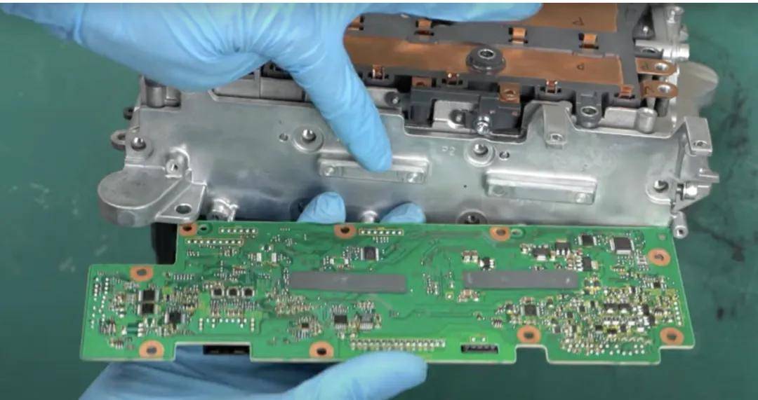 拆解奧迪e-tron逆變器:一個德國車居然用上了日本的模塊