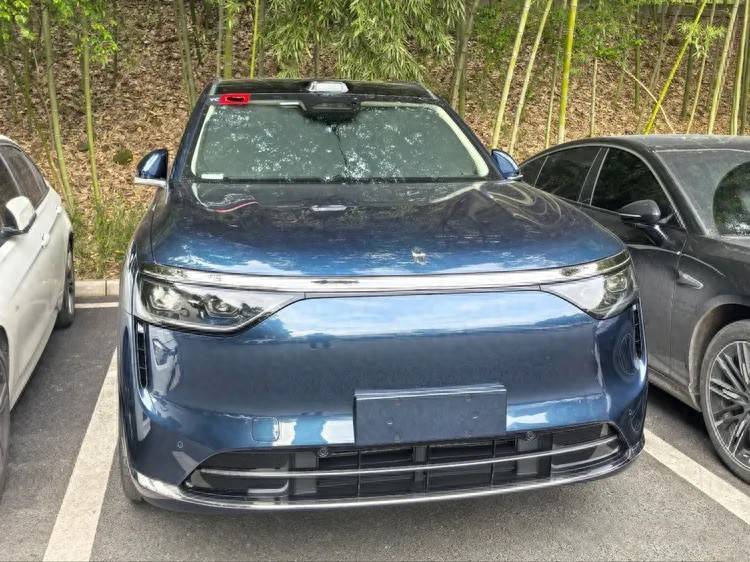 問界M8實車上路,只比問界M9小一點,標配雙電機+激光雷達