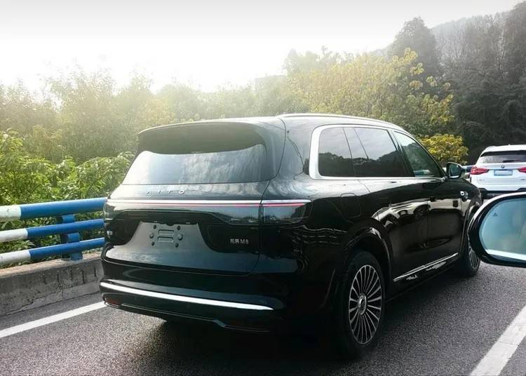 問界M8實車上路,只比問界M9小一點,標配雙電機+激光雷達