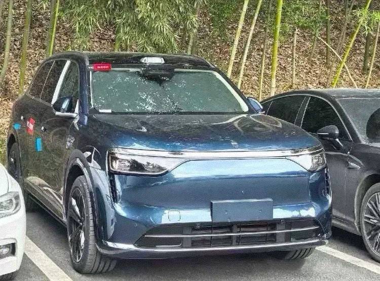 問界M8實車上路,只比問界M9小一點,標配雙電機+激光雷達