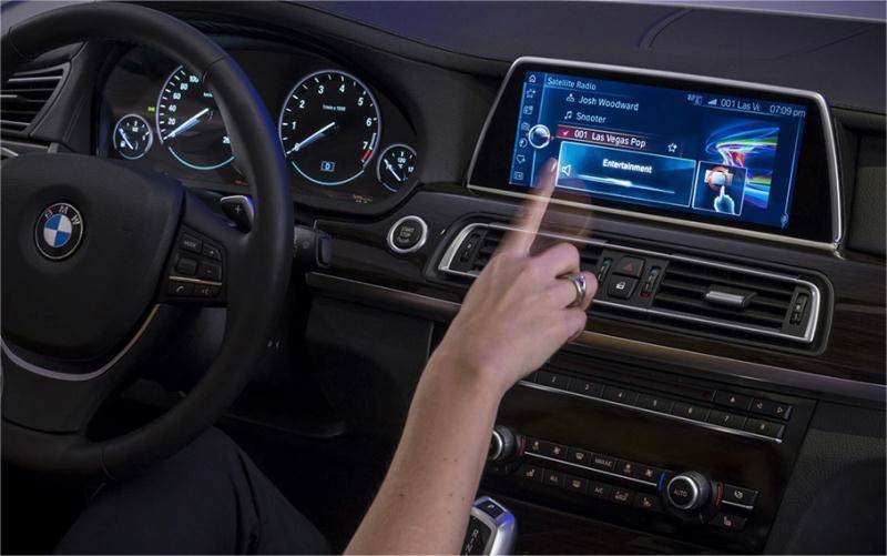 當智能座艙步入瓶頸,寶馬新一代全景iDrive選擇扛起革新的旗