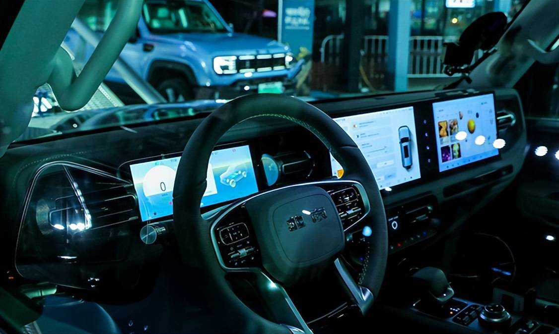 BJ40也來“電”了!滿油滿電續(xù)航1200km,還輕松征服100%坡度