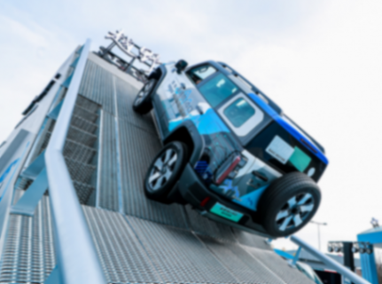 BJ40也來“電”了!滿油滿電續(xù)航1200km,還輕松征服100%坡度