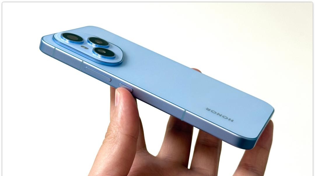 榮耀新手機7200mAh大電池直屏配置對比其他品牌!