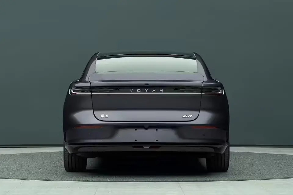 嵐圖追光L旗艦轎車完成申報(bào)：插混動(dòng)力、軸距超3米、可選雙色車身