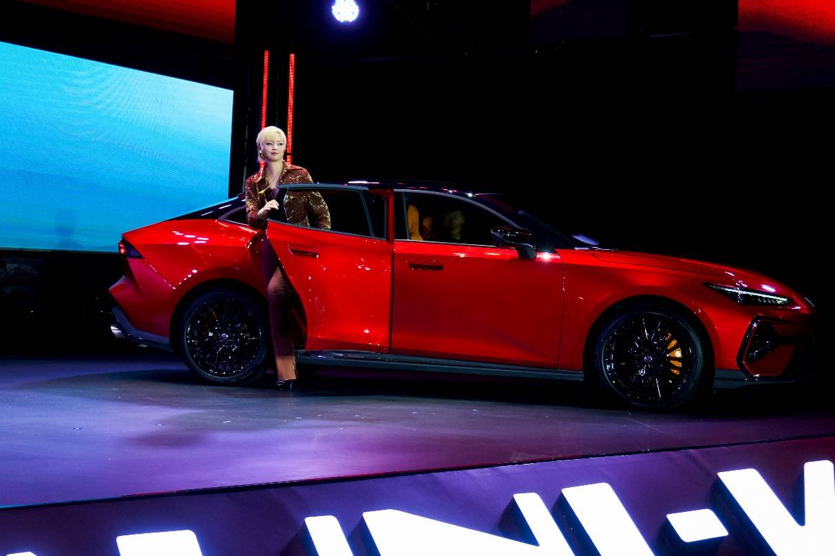 9.79萬起售的第三代UNI-V:燃油轎跑最后的倔強(qiáng),還是年輕人的性價比狂歡?