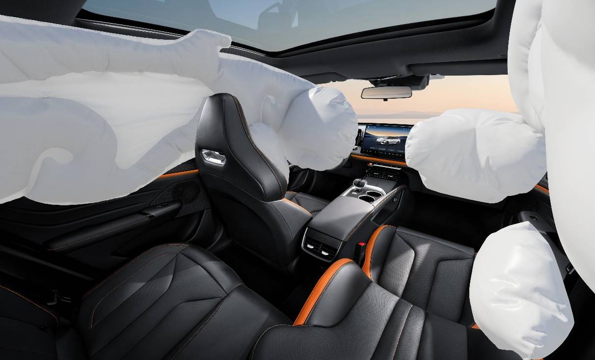 9.79萬起售的第三代UNI-V:燃油轎跑最后的倔強(qiáng),還是年輕人的性價比狂歡?