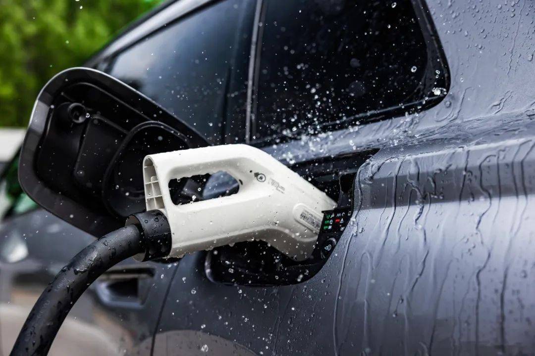 “人本電動”新物種:奧迪Q6L e-tron喚醒駕駛靈魂