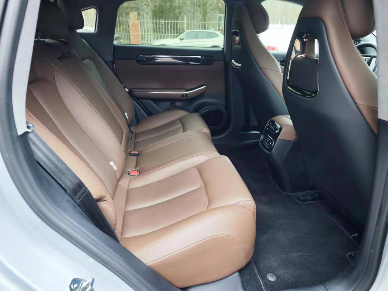 增程版純電續航冠軍,性價比超值的中大型家轎零跑C01