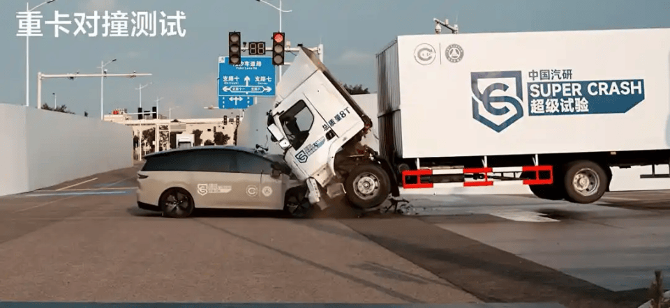 理想i8對撞卡車為何引發(fā)巨大爭議?國標和監(jiān)管缺失才是元兇