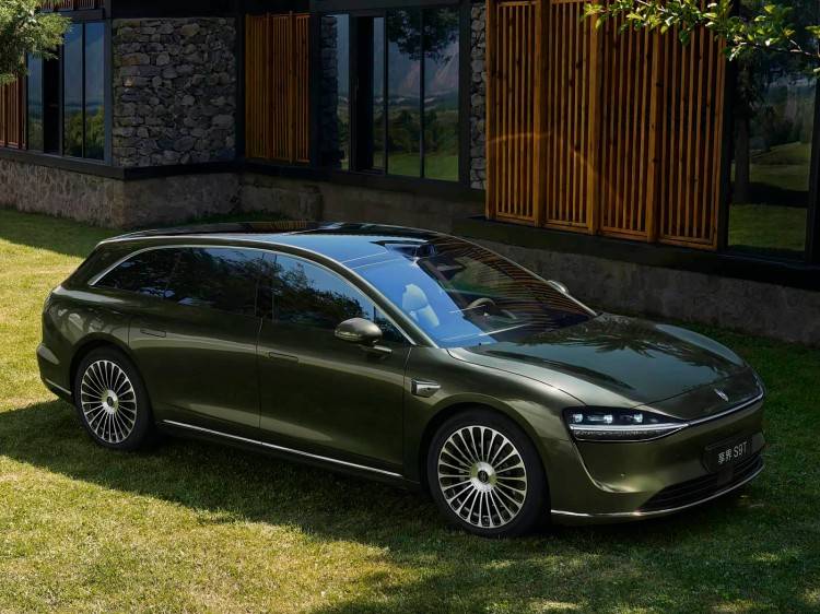 華系首款旅行車享界S9T在前兩天正式開啟預(yù)售,推出增程和純電兩種動力形式,帶來6款車型,預(yù)售價32.8-38.8萬元