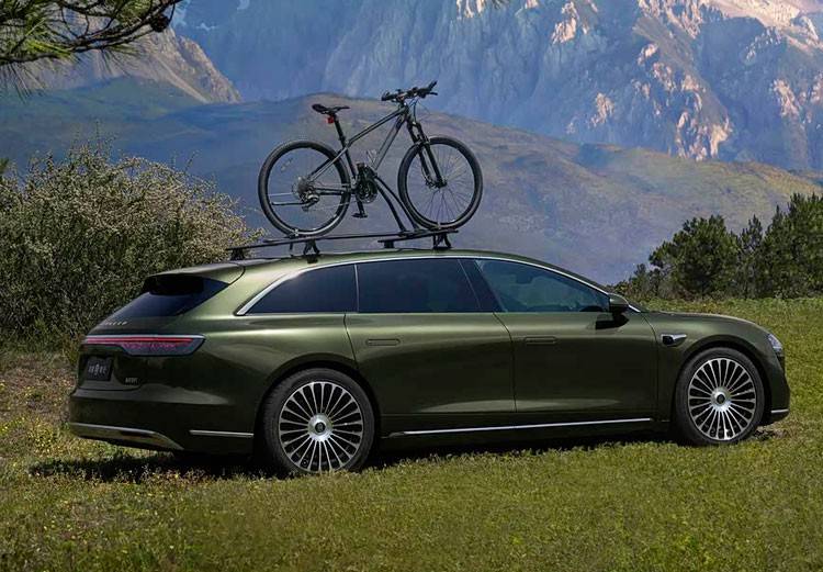 華系首款旅行車享界S9T在前兩天正式開啟預(yù)售,推出增程和純電兩種動力形式,帶來6款車型,預(yù)售價32.8-38.8萬元