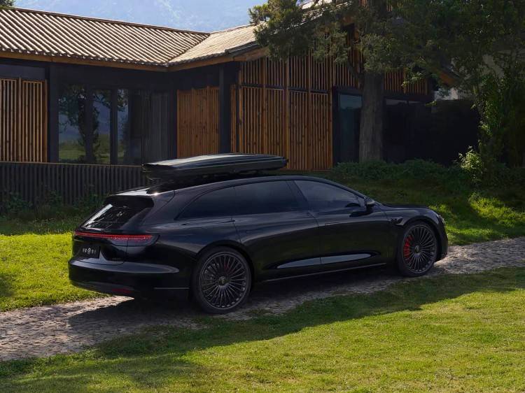 華系首款旅行車享界S9T在前兩天正式開啟預(yù)售,推出增程和純電兩種動力形式,帶來6款車型,預(yù)售價32.8-38.8萬元