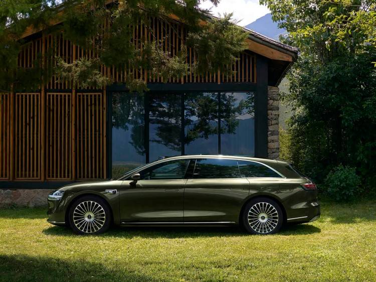 華系首款旅行車享界S9T在前兩天正式開啟預(yù)售,推出增程和純電兩種動力形式,帶來6款車型,預(yù)售價32.8-38.8萬元