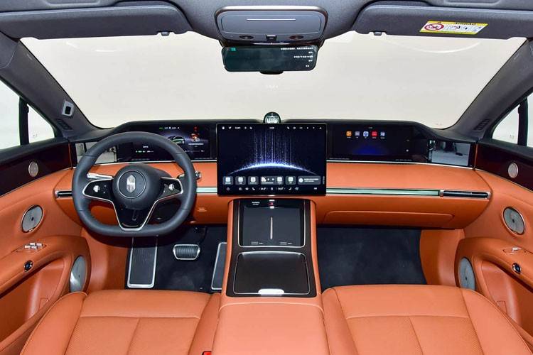 華系首款旅行車享界S9T在前兩天正式開啟預(yù)售,推出增程和純電兩種動力形式,帶來6款車型,預(yù)售價32.8-38.8萬元