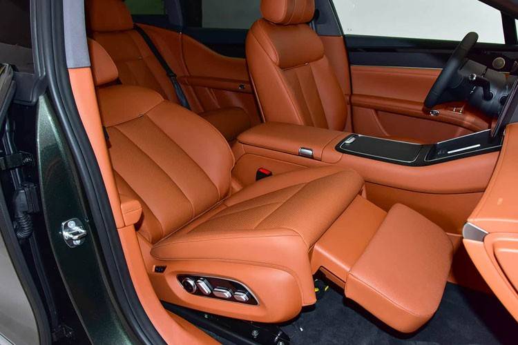 華系首款旅行車享界S9T在前兩天正式開啟預(yù)售,推出增程和純電兩種動力形式,帶來6款車型,預(yù)售價32.8-38.8萬元