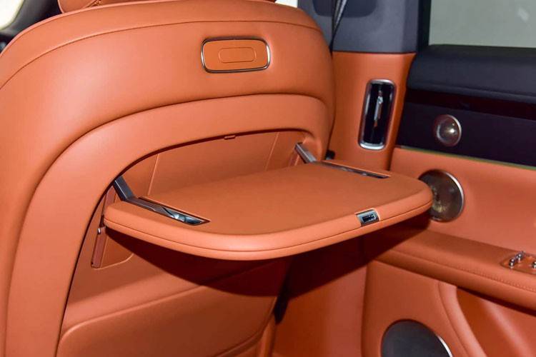 華系首款旅行車享界S9T在前兩天正式開啟預(yù)售,推出增程和純電兩種動力形式,帶來6款車型,預(yù)售價32.8-38.8萬元