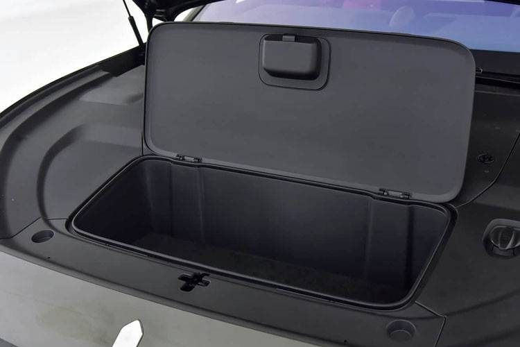 華系首款旅行車享界S9T在前兩天正式開啟預(yù)售,推出增程和純電兩種動力形式,帶來6款車型,預(yù)售價32.8-38.8萬元