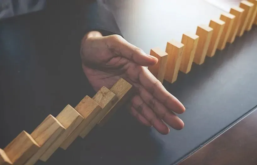 馮典的核心權(quán)力,在于他能夠制定電商服務(wù)商的獎(jiǎng)勵(lì)政策,并掌握著審批服務(wù)商入駐的權(quán)限