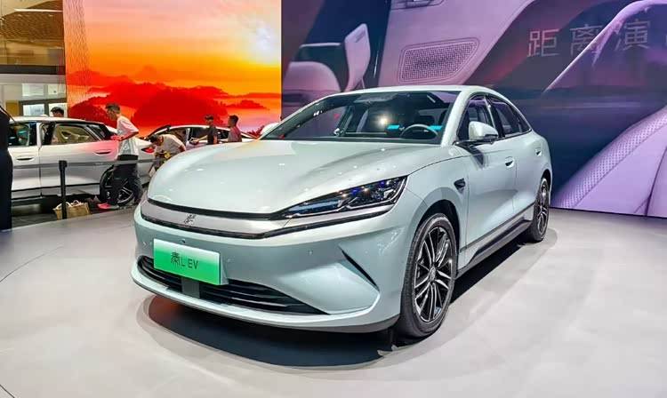 旗艦車型配置下方,推出云輦版,比亞迪秦L EV限時價10.98萬元起