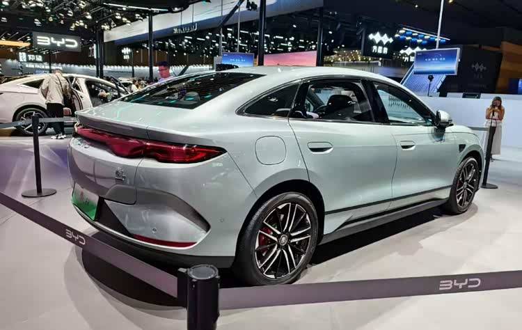 旗艦車型配置下方,推出云輦版,比亞迪秦L EV限時價10.98萬元起