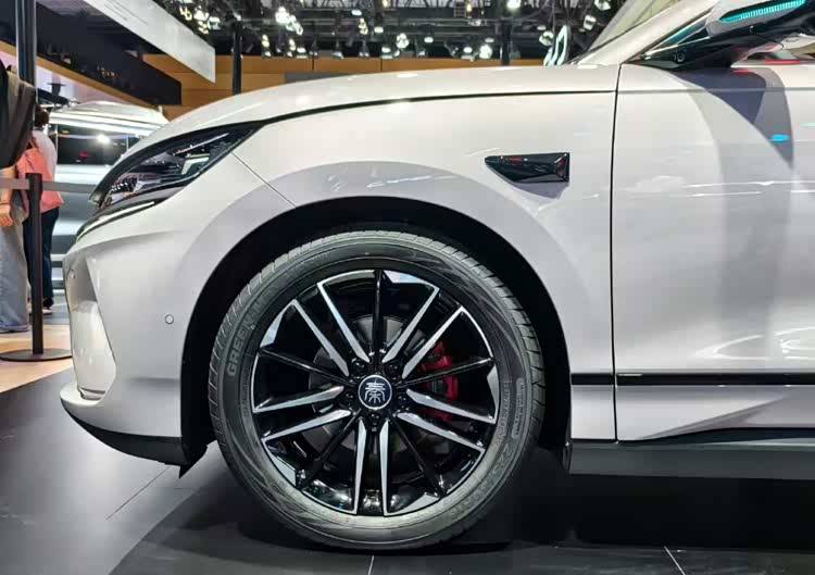 旗艦車型配置下方,推出云輦版,比亞迪秦L EV限時價10.98萬元起