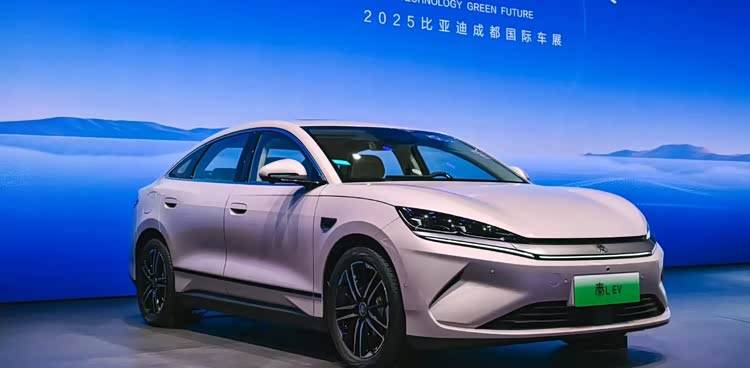 旗艦車型配置下方,推出云輦版,比亞迪秦L EV限時價10.98萬元起