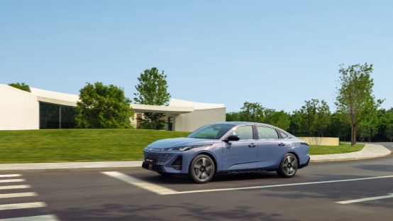 長安第四代逸動上市，搭載天樞智能座艙+新藍鯨動力，7.29萬元起！