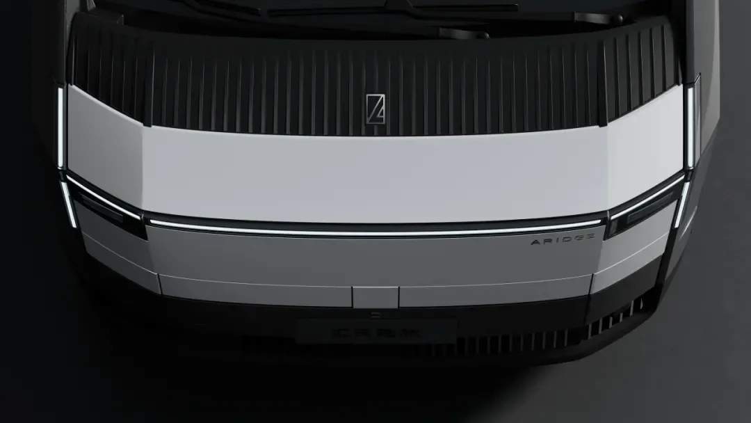 小鵬匯天分體式飛行汽車"陸地航母"中東首秀，自動分離結合