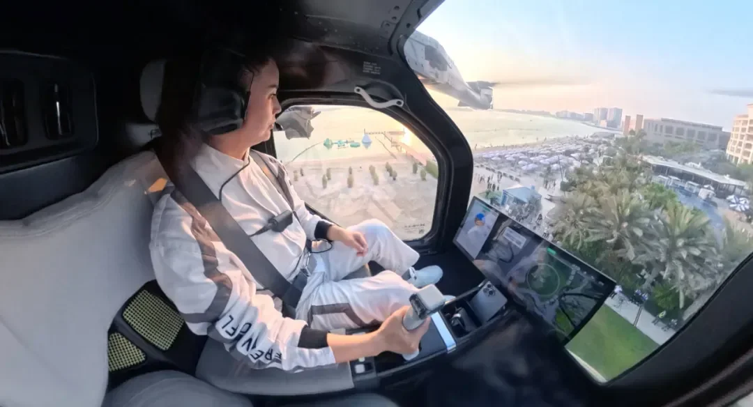 小鵬匯天分體式飛行汽車"陸地航母"中東首秀，自動分離結合